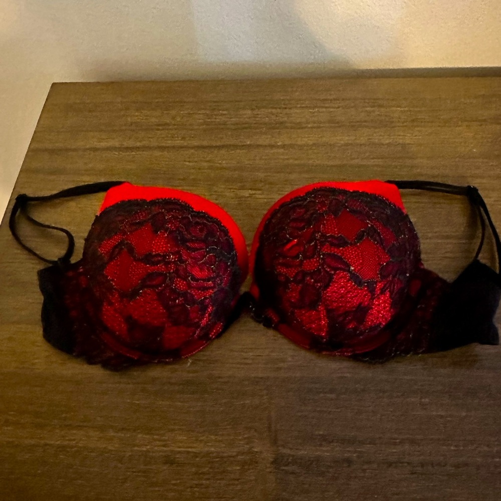 Victoria’s Secret Black and Red very Sexy Bombshell Miraculous Super Push Up Bra